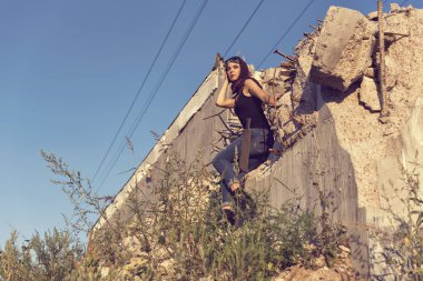 Bir post kıyamet dünyada genç kız