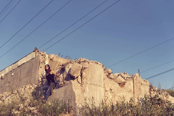 Bir post kıyamet dünyada genç kız