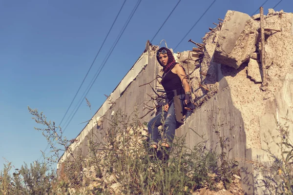 Bir post kıyamet dünyada genç kız