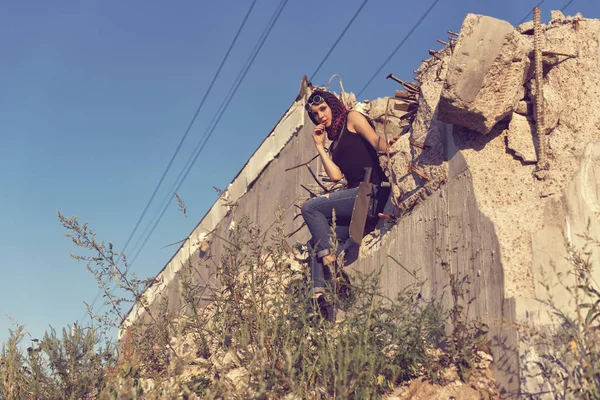 Bir post kıyamet dünyada genç kız