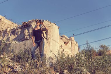 Bir post kıyamet dünyada genç kız