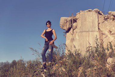 Bir post kıyamet dünyada genç kız