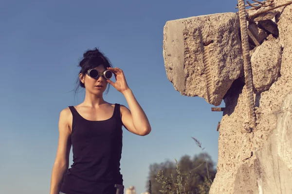 Bir post kıyamet dünyada genç kız