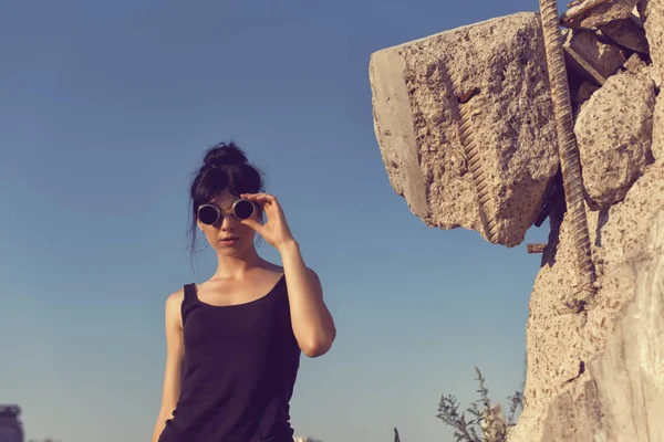 Bir post kıyamet dünyada genç kız