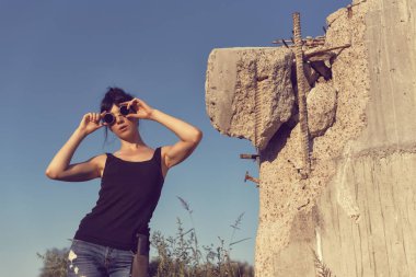 Bir post kıyamet dünyada genç kız