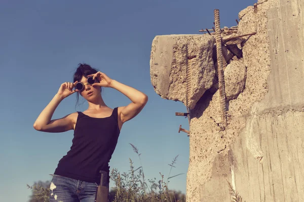 Bir post kıyamet dünyada genç kız