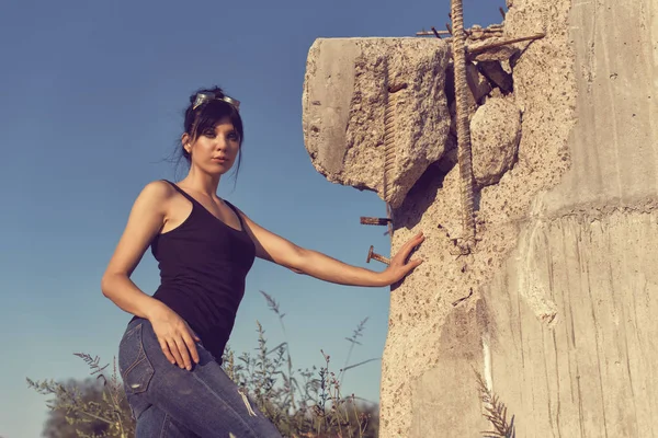 Bir post kıyamet dünyada genç kız