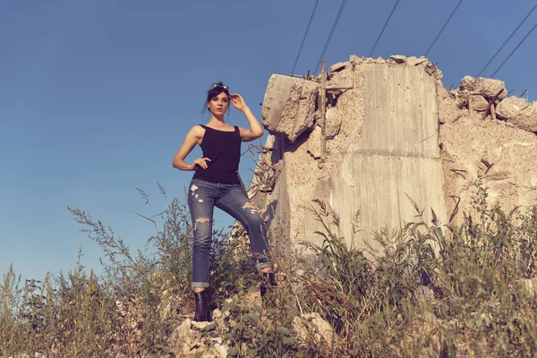 Bir post kıyamet dünyada genç kız