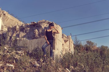 Bir post kıyamet dünyada genç kız