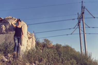 Bir post kıyamet dünyada genç kız