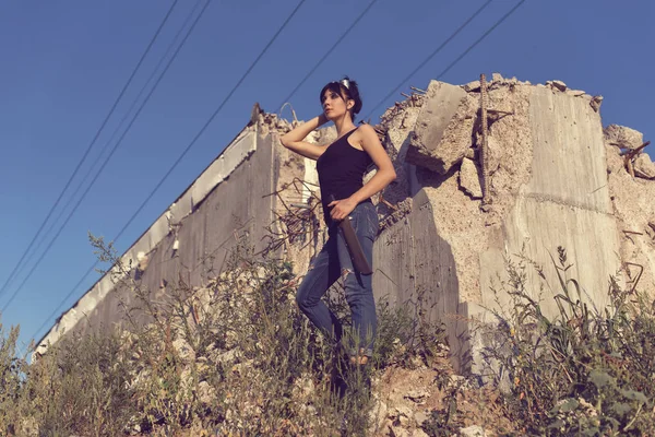 Bir post kıyamet dünyada genç kız