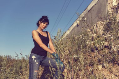 Bir post kıyamet dünyada genç kız