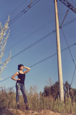 Bir post kıyamet dünyada genç kız