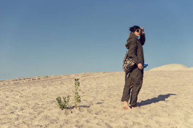 Bir post kıyamet dünyada genç kız