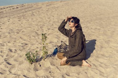 Bir post kıyamet dünyada genç kız