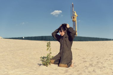 Bir post kıyamet dünyada genç kız