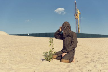 Bir post kıyamet dünyada genç kız