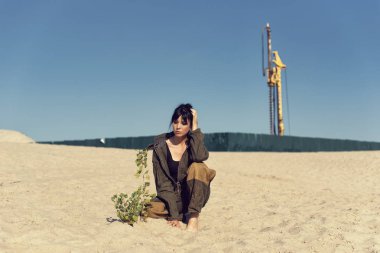 Bir post kıyamet dünyada genç kız