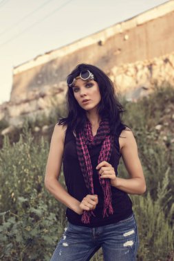 Bir post kıyamet dünyada genç kız