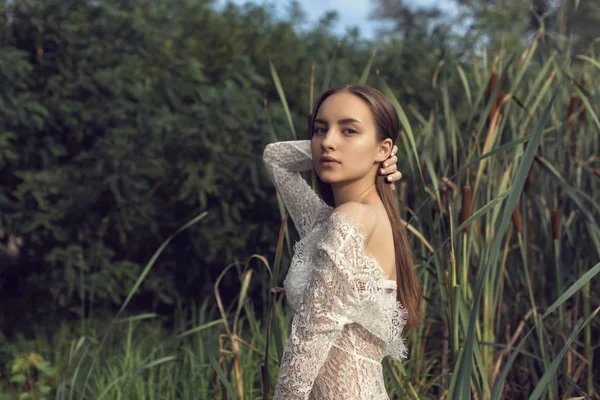 Nehir kıyısında yaz fotoğraf çekimi