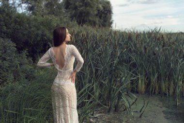 Nehir kıyısında yaz fotoğraf çekimi