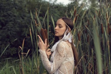 Nehir kıyısında yaz fotoğraf çekimi