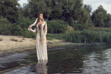 Nehir kıyısında yaz fotoğraf çekimi