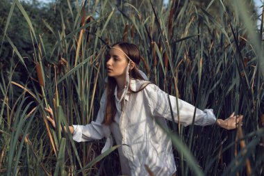 Nehir kıyısında yaz fotoğraf çekimi