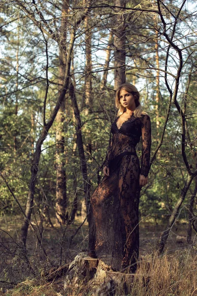 Ung blond flicka i en stad skog — Stockfoto