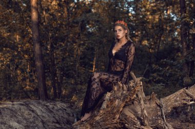 Bir şehir ormanında genç sarışın kız