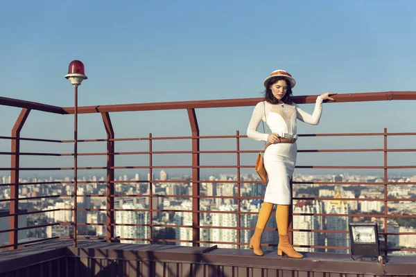 Jovem elegante em um olhar de outono — Fotografia de Stock