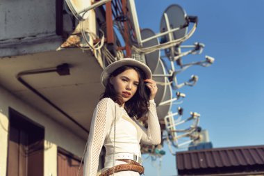 Bir sonbahar bakmak şık genç kız