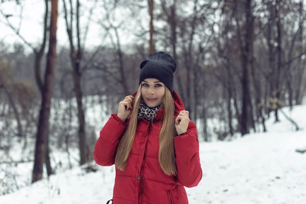 Diciembre paseo con una joven rubia bonita — Foto de Stock