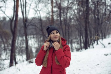 Genç bir güzel sarışın ile Aralık yürüyüş