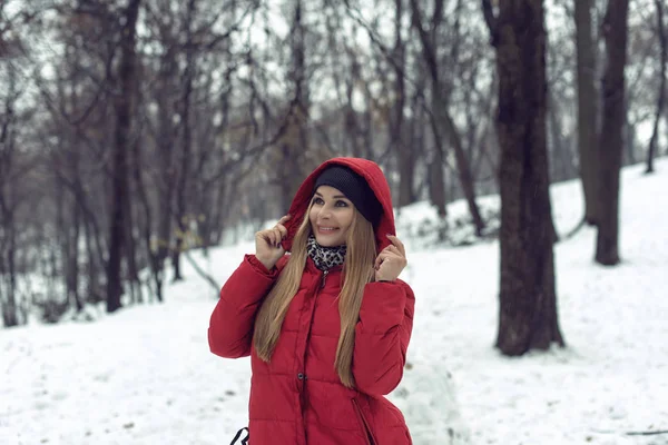 Dezembro passeio com uma jovem loira bonita — Fotografia de Stock