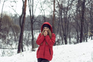 Genç bir güzel sarışın ile Aralık yürüyüş