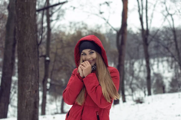 Dezembro passeio com uma jovem loira bonita — Fotografia de Stock