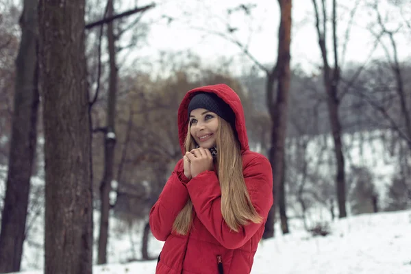 Dezembro passeio com uma jovem loira bonita — Fotografia de Stock