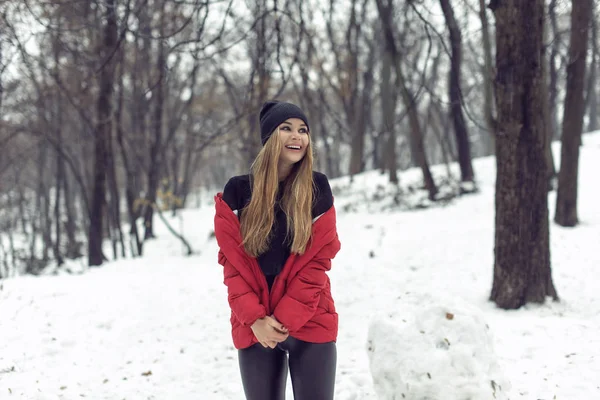 December gåtur med en ung smuk blondine - Stock-foto