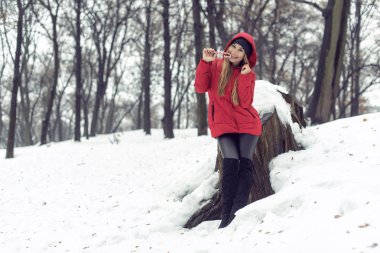 Genç bir güzel sarışın ile Aralık yürüyüş
