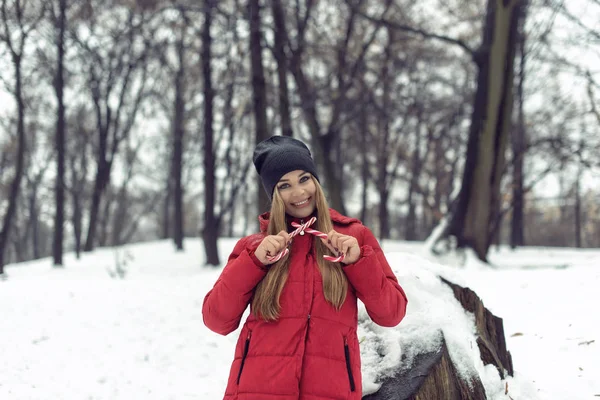 December promenad med en ung Söt blondin — Stockfoto