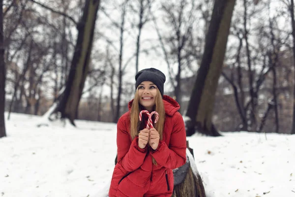 Décembre promenade avec une jeune jolie blonde — Photo