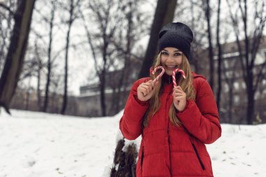 Genç bir güzel sarışın ile Aralık yürüyüş