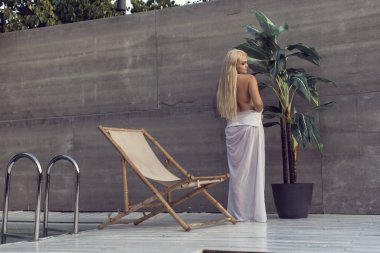 Yazın açık stüdyoda genç bir sarışın