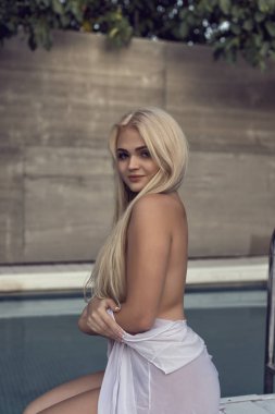 Yazın açık stüdyoda genç bir sarışın