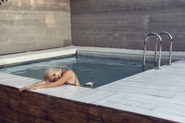 Yazın açık stüdyoda genç bir sarışın