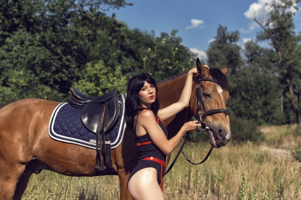 Promenade estivale de la fille avec un cheval brun — Photo