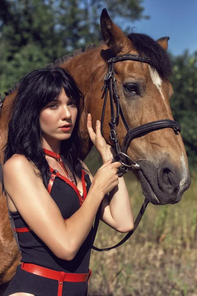 Promenade estivale de la fille avec un cheval brun — Photo