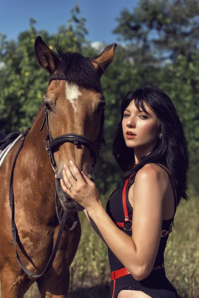 Summer walk of the girl with a brown horse — ストック写真