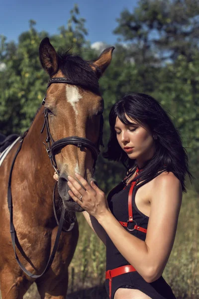 Summer walk of the girl with a brown horse — ストック写真